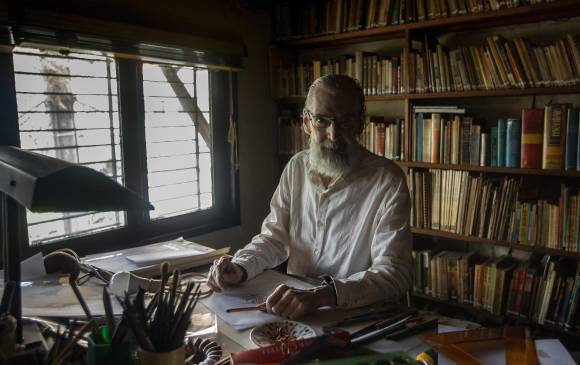 El zarzo de la casa de Elkin Obregón está rodeado de libros y lo bordea una mesa de dibujo. FOTOS Andrés Camilo Suárez