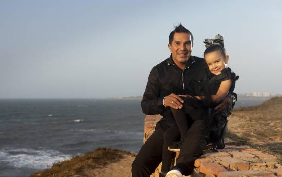 El Checo Acosta con su hija Sharon, a quien le dedicó su más reciente canción. FOTO CORTESÍA CORDISCOS
