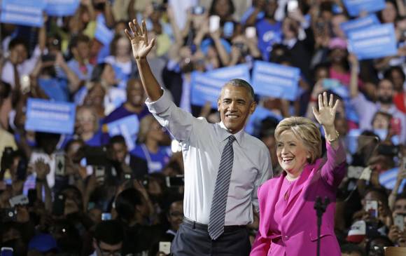 Obama recordó que esta no es la primera vez que ambos líderes hacen campaña juntos y rememoró los tiempos en que fueron rivales en las primarias demócratas en 2008. FOTO AP