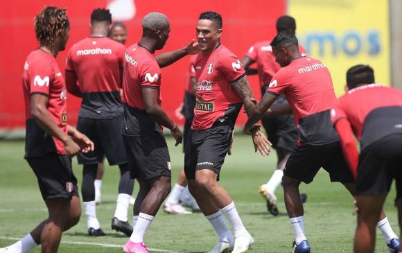 Una de las prácticas de Perú antes del duelo de este jueves. FOTO EFE