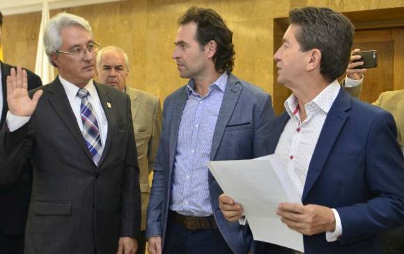 Ya designado en propiedad, Tomás Elejalde asumió la Gerencia del Metro ante la Junta, que encabezan el gobernador, Luis Pérez, y el alcalde Federico Gutiérrez. FOTO cortesía gobernación