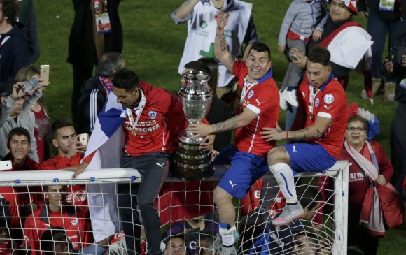 Los jugadores chilenos celebraron con sus hinchas el tan anhelado título. FOTO REUTERS