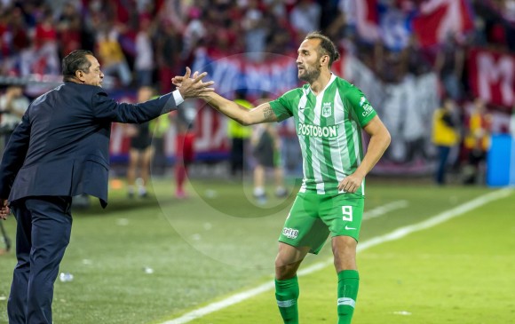 En la imagen, Pompilio Páez y el goleador Hernán Barcos, hombres de confianza del técnico Osorio. FOTO juan a. sánchez