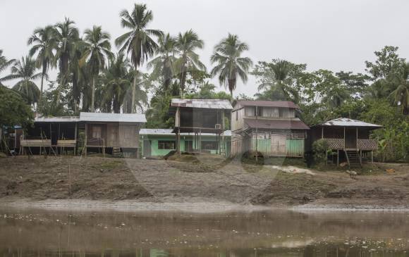 Varios caseríos a lo largo del río Baudó están abandonados. En la imagen el poblado Apartadó, en jurisdicción del municipio del Alto Baudó. El Ejército ya llegó a la zona. FOTO Manuel Saldarriaga