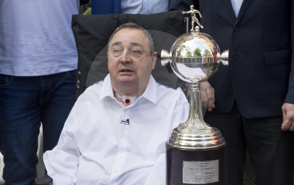 El técnico Luis Fernando Montoya recibió en septiembre de 2017 la réplica del trofeo de la Copa Libertadores que ganó con Once Caldas en el 2004. FOTO JUAN ANTONIO SÁNCHEZ