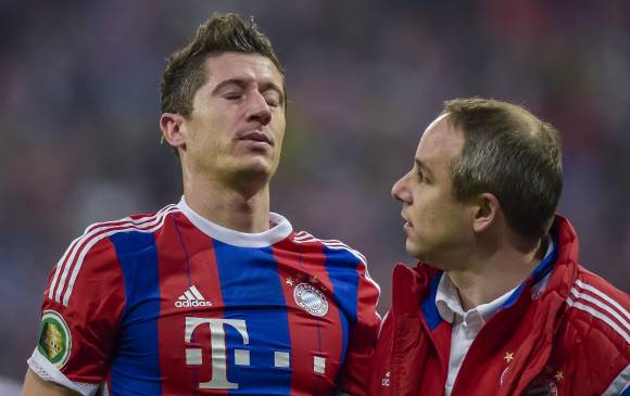 Los médicos del Bayern no descartan que Lewandowski pueda jugar con una máscara ortopédica. FOTO AFP