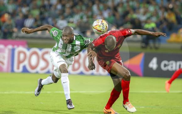 Esta fue la jugada en la que el defensa Javier López se le adelanta a Víctor Ibarbo y anota el autogol. FOTO Juan Antonio Sánchez