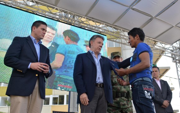 El presidente Santos y el ministro Pinzón entregaron varios títulos de vivienda a soldados discapacitados. FOTO cortesía