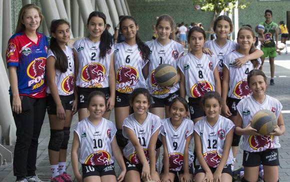 Las doce niñas de Barichara, Santander, viven su primera experiencia en el Ponyvoleibol. FOTO julio césar herrera