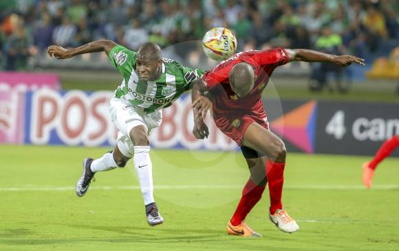 Esta fue la jugada en la que el defensa Javier López se le adelanta a Víctor Ibarbo y anota el autogol. FOTO Juan Antonio Sánchez