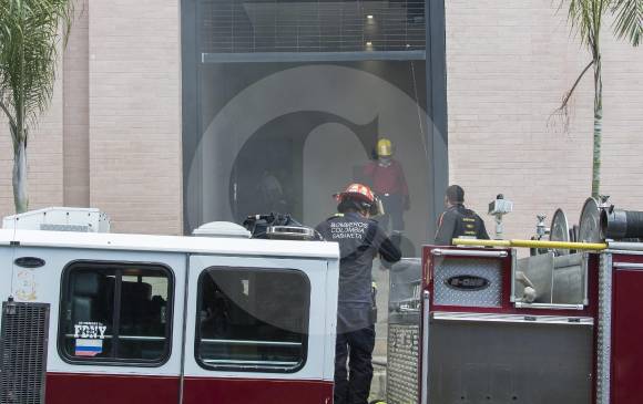 Bomberos Sabaneta llegaron a atender la emergencia. FOTO Robinson Sáenz