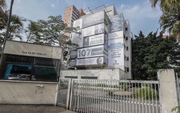 “No es ficción, es realidad” y “Respeta nuestro dolor, honra nuestras víctimas” son algunos de los mensajes que pueden leerse en la fachada del lugar de residencia de Escobar. En el transcurso de la semana se irán agregando más mensajes. FOTOS Róbinson Sáenz