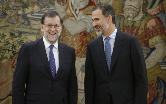 De izquierda a derecha, el presidente de Gobierno de España, Mariano Rajoy; y el rey de España, Felipe VI. FOTO Reuters