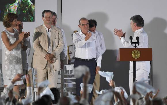 El equipo negociador del Gobierno, en cabeza de Humberto De la Calle, fue aplaudido por el presidente Juan Manuel Santos y por todos los asistentes a la ceremonia de la firma. FOTO afp 