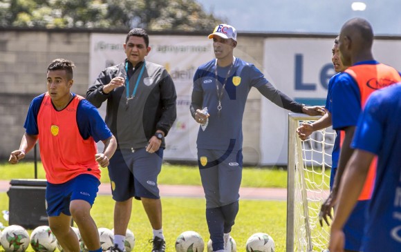 Camilo Quintero, preparador físico y Luis Amaranto Perea, entrenador, durante una sesión de entrenamiento en Itagüí. FOTO JUAN ANTONIO SÁNCHEZ