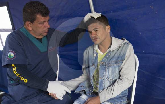 José Betancur aprovecha sus estudios de medicina y su comprensión del fenómeno de habitar las calles para ayudar a las personas que ambulan por las calles de Medellín. FOTO donaldo zuluaga