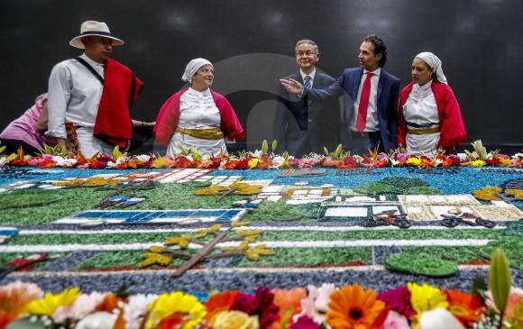 Una silleta con símbolos de Medellín y Singapur adorna el salón en el que se reunirán los alcaldes. La delegación extranjera manifestó su interés en llevar a los silleteros a Asia. FOTO jaime pérez
