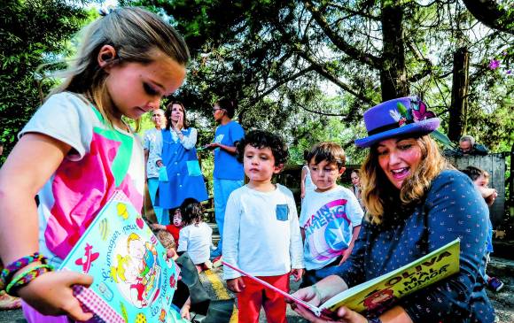 Valentina (izquierda) comparte libros con otros mientras Aurora (derecha) lee historias. FOTO Jaime Pérez. 