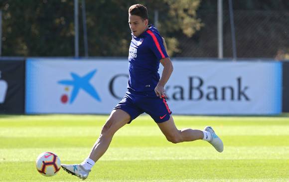El antioqueño Santiago Arias trabajó fuerte para ponerse al ritmo de los compañeros. Es un duelo exigente y de ahí la duda de su inclusión en la convocatoria. FOTO cortesía Atlético de madrid