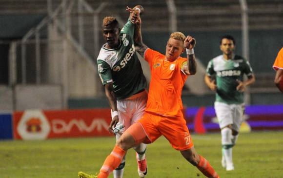 El inglés Saunders tuvo bastante trabajo anoche en el Palmaseca de Cali. En una de esas jugadas cometió falta para penalti (2-2 parcial). FOTO COLPRENSA- EL PAÍS
