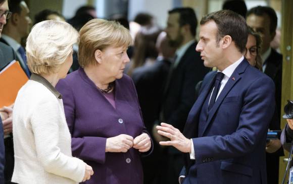 Tanto la canciller alemana, Angela Merkel, y el presidente de Francia, Emmanuel Macron, permanecieron en una postura neutral durante las negociaciones económicas. FOTO Getty Images