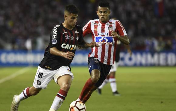 Bruno y Luis Díaz, anoche en el Metropolitano. La serie quedó abierta. Junior desperdició varias opciones. FOTO AFP