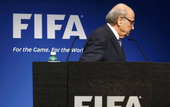 Joseph Blatter está reconsiderando su promesa de renunciar a la presidencia de la Fifa. 
