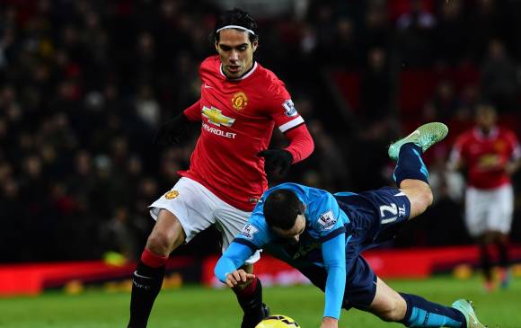 El ariete Radamel Falcao García intenta subir su rendimiento, pero en el Manchester tiene mínimas posibilidades de lucir. FOTO AFP