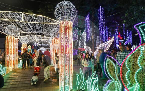 El parque de Sabaneta tiene una especie de túnel de alumbrados.FOTOS Robinson Saenz