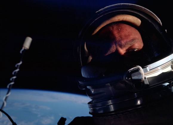 La primera selfi tomada en el espacio en 1966 por Buzz Aldrin.
