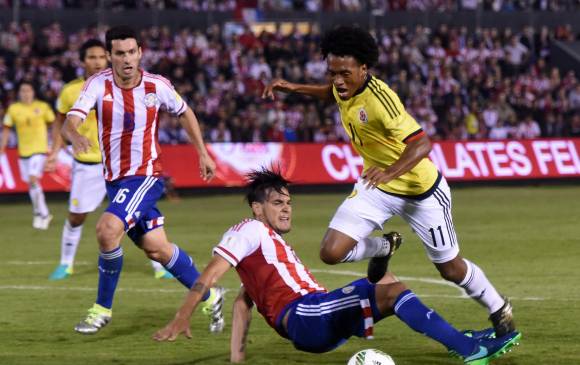 En la imagen, la jugada de penalti sobre el volante colombiano Juan Guillermo Cuadrado. El defensor paraguayo lo cruzó en el área, pero el árbitro chileno no lo advirtió. FOTO afp