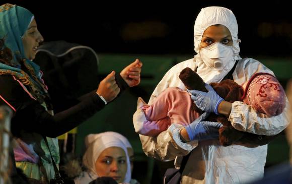 Las 28 personas rescatadas del naufragio hasta el momento fueron llevadas al puerto de Catania, en Sicilia. FOTO reuters