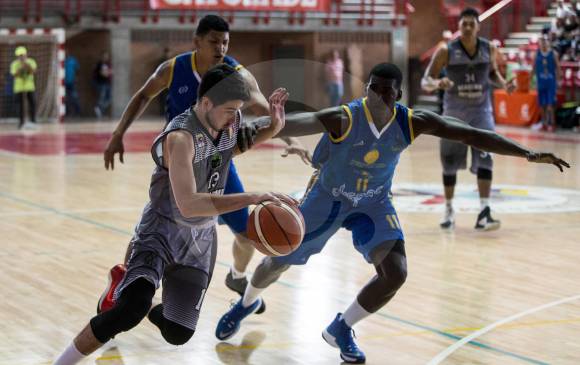 Así fuera de forma apretada en la cancha, Academia de la Montaña fue superior a Cimarrones del Chocó al ganarle dos de los tres partidos que disputaron en semifinales. FOTO jaime pérez. 