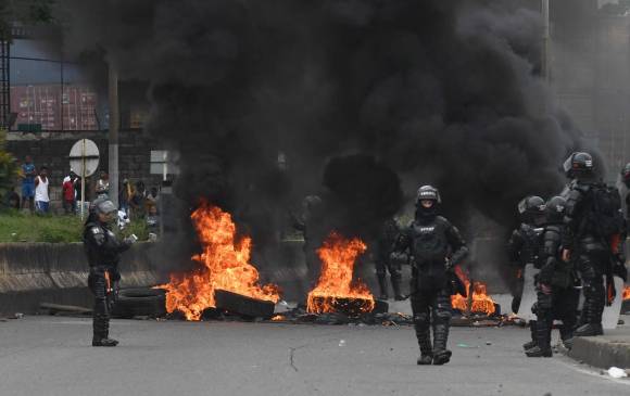 El paro del 16 de mayo en Buenaventura dejó muestras preocupantes para Amnistía Internacional de exceso de fuerza por parte de miembros del Esmad. FOTO Colprensa