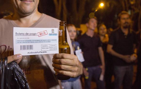Este martes la Corte Constitucional hizo pública la sentencia que tumbó los artículos 33 y 140 del Código de Policía, que prohibían el consumo de bebidas alcohólicas y sustancias sicoactivas en espacio público y parques. Foto: Edwin Bustamante Restrepo