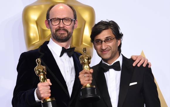 De izquierda a derecha James Gay-Rees y Asif Kapadia ganadores del Óscar a Mejor documental por Amy. FOTO AFP 