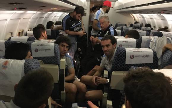 El avión que transportaba a los jugadores uruguayos aterrizó el domingo a la medianoche en Barranquilla. FOTO Tomada de Twitter @Uruguay