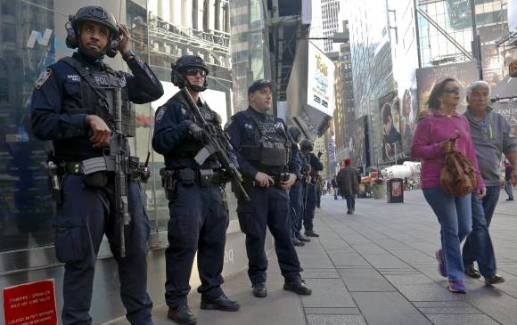 Efectivos de la Guardia Nacional se vieron ayer por las calles de Nueva York, luego de la alerta lanzada por los organismos de inteligencia, sobre un posible atentado en los próximos días, previo a las elecciones en Estados Unidos. FOTO AFP