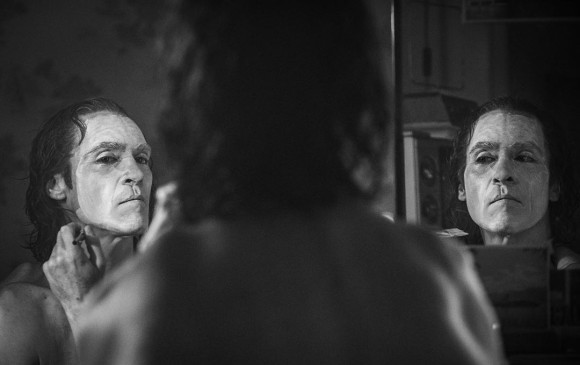 La imagen revelada por el director Todd Phillips en la que se ve al actor Joaquin Phoenix maquillándose como The Joker. FOTO INSTAGRAM