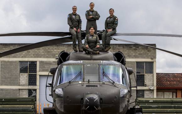 La capitán Charry, las subtenientes Montoya, Hernández y la aerotécnico Rodríguez, posan sobre un Black Hawk. FOTO JAIME PÉREZ