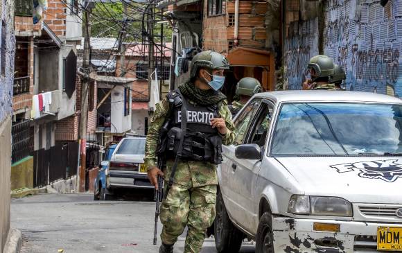 Medidas de seguridad y de control sanitario tomadas en el barrio Santa Cruz de Medellín por incremento de contagios del coronavirus Covid 19. Foto: Juan Antonio Sánchez Ocampo