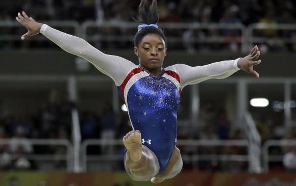 Prueba de barra en la competencia final por la general individual en los Juegos Olímpicos de Río 2016. FOTO AP