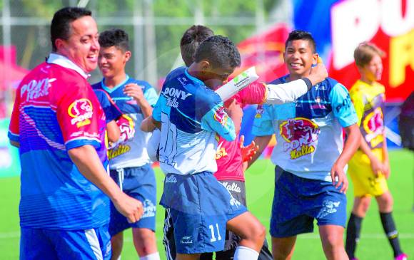La Nubia festejó con total emoción el título del Ponyfútbol. FOTO Manuel Saldarriaga