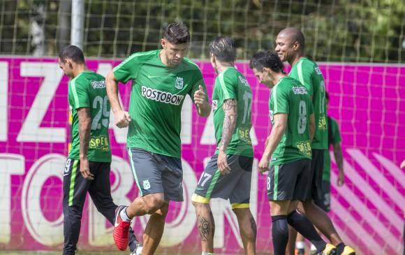 El proceso del argentino Jorge Almirón tiene la oportunidad de sumar hoy su primer título oficial con los verdolagas. En primer plano, el defensa Diego Braghieri. FOTO Juan Antonio Sánchez