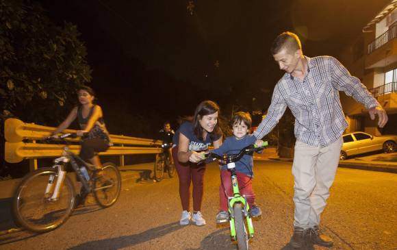 Un mes se cumple después de la puesta en marcha de la ciclovía nocturna en El Salado en Envigado. FOTO edwin bustamante