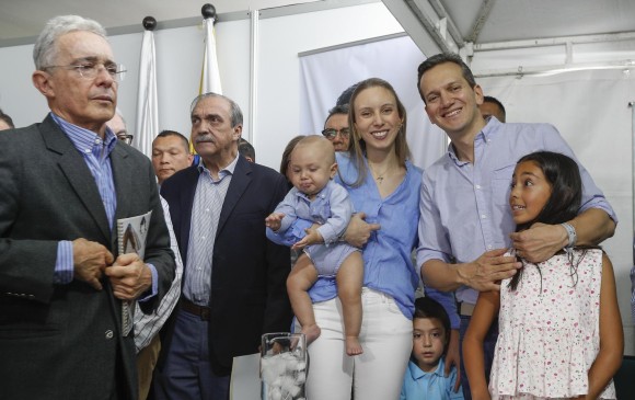 El expresidente Álvaro Uribe en la inscripción de la candidatura de Alfredo Ramos para la Alcaldía de Medellín. Lo acompañó a él y a Andrés Guerra y ninguno llegó al poder. FOTO Manuel saldarriaga