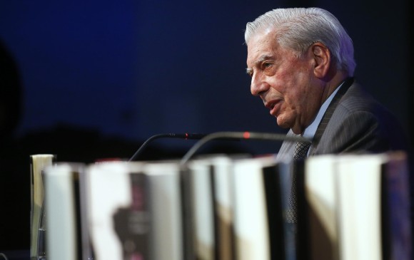Además de literatura, Vargas Llosa practica el periodismo de opinión y no es ajeno a la política. FOTO Reuters