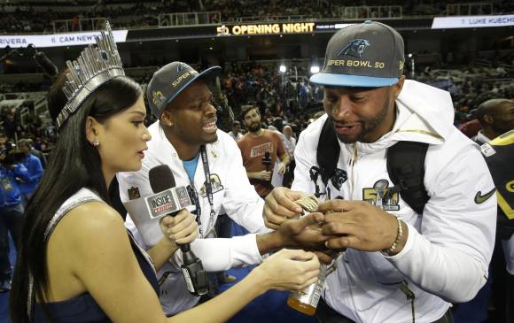 En el evento se rememoró la coronación de Miss Universo. Aquí Pia Alonzo Wurtzbach con Stephen Hill y Joe Webb. FOTO AP