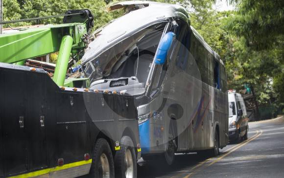 El conductor del bus de Sotraurabá al parecer perdió el control del vehículo por el estallido de una llanta. FOTO julio c. herrera