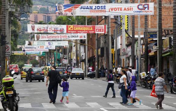 La calle 38 sur de Envigado está invadida de pasacalles. Las autoridades anuncian que tomarán medidas. FOTO edwin bustamante